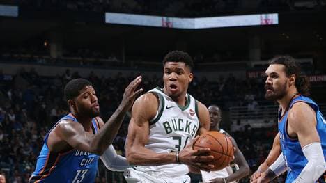 Superstar Giannis Antetokounmpo (m.) erzielte für die Milwaukee Bucks die meisten Punkte