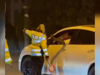 Nach dem Spiel gegen den VfL Wolfsburg wird Werder-Stürmer Victor Boniface von der Polizei angehalten. Dabei fordern die Fans die Polizei humorvoll auf, den Stürmer weiterfahren zu lassen. 