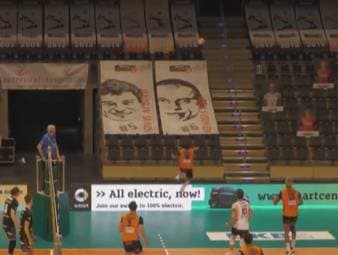 Die Berlin Recycling Volleys schlagen den TSV Giesen. Pierre Pujol sorgt für die Aktion des Spiels.