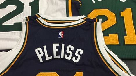 Tibor Pleiß postete bei Instagram ein Foto seiner neuen Trikots