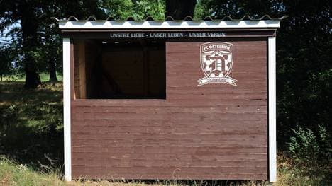 Eine Hütte mit dem Logo des FC Ostelbien Dornburg