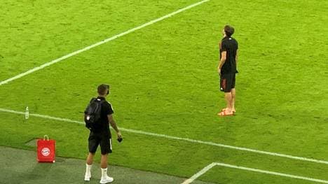 Lucas Hernández (u.) knipst Bilder von Jivi Martínez in der leeren Münchner Arena