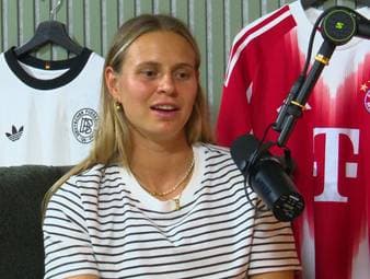 Im SPORT1-Podcast "Deep Dive" spricht Nationalspielerin Klara Bühl über den Vibe in der Bayern-Kabine in der erfolgreichen Saison und was die Mannschaft besonders gut kann. 