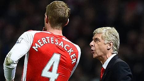 Arsene Wenger im Gespräch mit Weltmeister Per Mertesacker