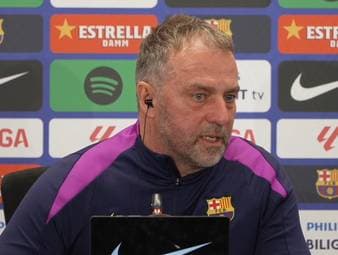 Der FC Barcelona gerät aufgrund der Spielweise aktuell in die Kritik, vor allem Trainer Hansi Flick. Der Deutsche betont, dass seine Spieler trotzdem an seiner Taktik festhalten.