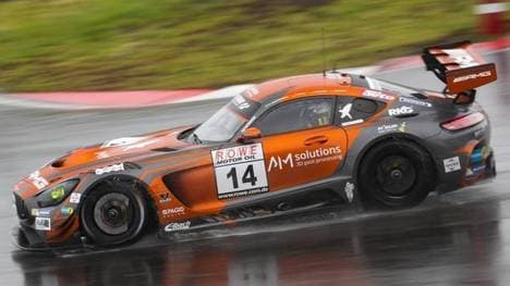 Die Mercedes von Black Falcon und GetSpeed flogen im Training heftig ab