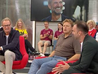 Jürgen Klopp zeigt sich seit seinem Amtsantritt als Bundestrainer regelmäßig in Stadien und bei Vereinen. Damit setzt er auf eine Präsenz, die viele bei seinem Vorgänger Julian Nagelsmann vermisst haben.