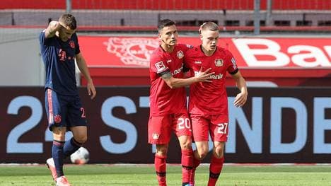 Charles Aranguiz (l.) verlässt Leverkusen