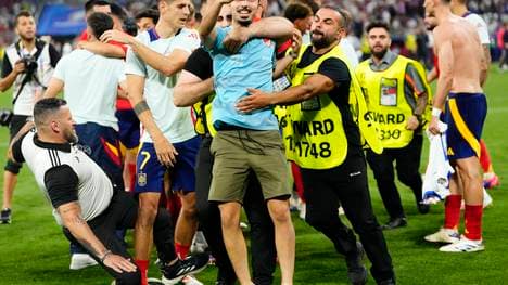 Links unten: Das spanische Teammitglied fällt Morata in die Beine