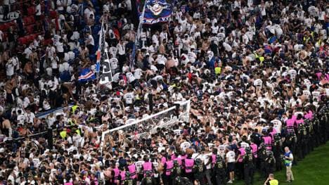 Polizei und Ordner drängen PSG-Fans zurück