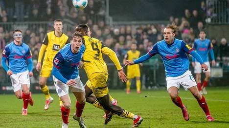 Timo Becker (Nr. 17) hatte mit Holstein Kiel Grund zur Freude