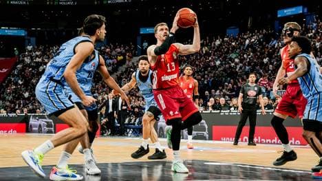 Bayerns Andreas Obst setzt zum Wurf an