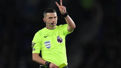 Michael Oliver leitet das Spiel zwischen dem FC Bayern und Bayer Leverkusen