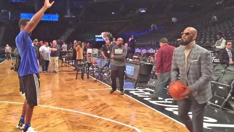 R. Kelly wirft in Brooklyn einen Dreier mit Zigarre im Mund