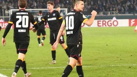 Marvin Wanitzek (r.) freut sich über ein Tor des KSC