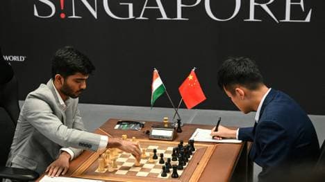 Ding (r.) schlägt bei der Schach-WM zurück