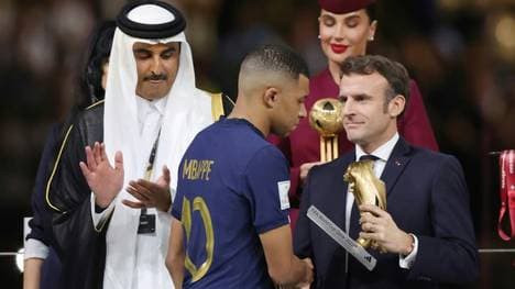 Macron zeigte sich in Katar als großer Fußballfan