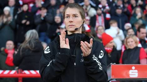 Union-Co-Trainerin Marie Louise Eta gibt Anweisungen