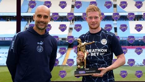 Kevin de Bruyne (r.) gewann zuletzt den Playmaker Award der Premier League - da lächelt auch City-Coach Pep Guardiola