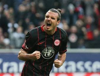 In Frankfurt wird er Torschützenkönig, DFB-Pokal-Sieger und schließlich zum Fußballgott. Und auch wenn er seinen Torriecher nie für die deutsche A-Nationalmannschaft unter Beweis stellen konnte, ist er doch einer der prägendsten Torjäger der Bundesliga-Historie. Das ist seine Geschichte. 