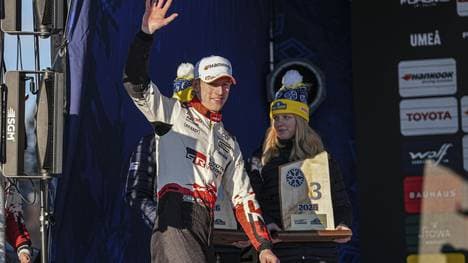 Elfyn Evans jubelt über seinen Erfolg