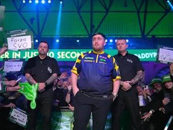 Luke Littler wird nach seinem kuriosen Interview nach dem Achtelfinale mit Buhrufen im Ally Pally empfangen. 