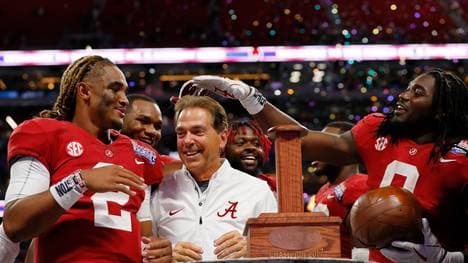 Quarterback Jalen Hurts (l.) und Coach Nick Saban (M.) wollen mit Alabama die College-Krone