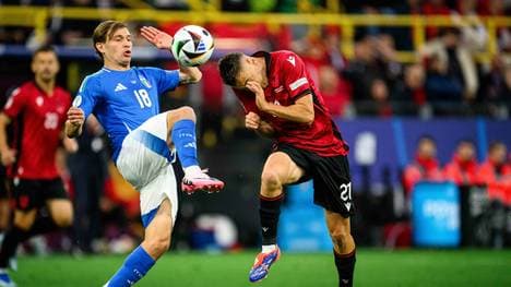 Barella (l.) traf zum 2:1 für Italien