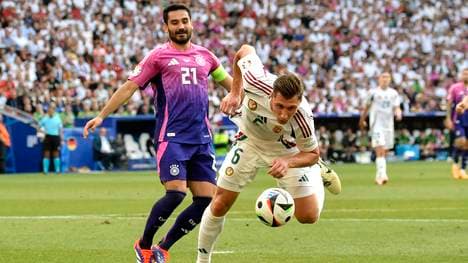 Willi Orban geht zu Boden, bekommt aber keinen Pfiff