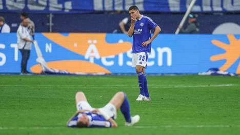 Nach dem Spiel sinken die Spieler von Schalke 04 zu Boden