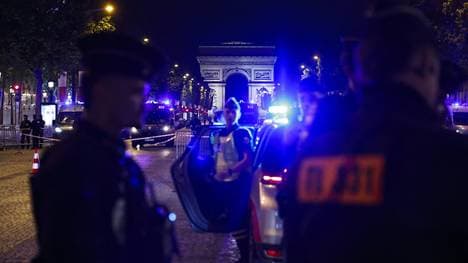 Polizeieinsatz an der  Avenue des Champs-Élysées
