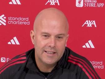 Trotz seines umstrittenen Interviews könnte Mo Salah weiterhin eine Zukunft bei den Reds haben, laut Trainer Arne Slot.