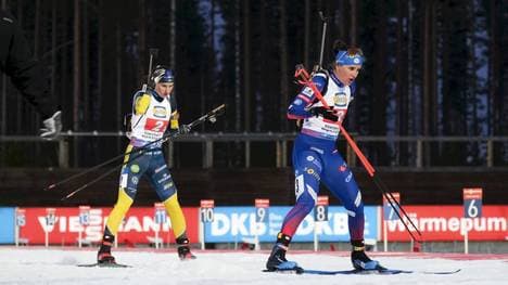 Julia Simon (r.) rettete sich mit letzter Kraft ins Ziel
