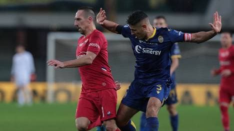 VERONA, ITALY - NOVEMBER 24:  Franck Ribery of ACF Fiorentina is challenged by Davide Faraoni of Hellas Verona during the Serie A match between Hellas Verona and ACF Fiorentina at Stadio Marcantonio Bentegodi on November 24, 2019 in Verona, Italy.  (Photo by Emilio Andreoli/Getty Images)
