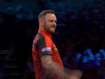 Joe Cullen setzt sich deutlich mit 4:0 gegen Damon Heta durch. Dabei profitiert er vor allem von einigen Doppelfehlern von "The Heat".