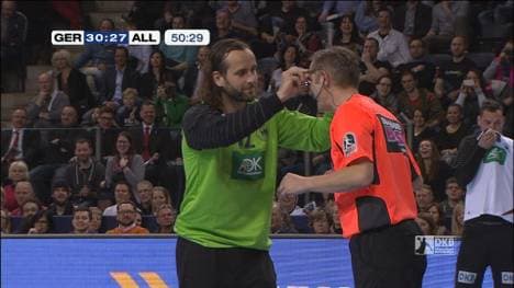 Silvio Heinevetter klaut dem Schiedsrichter beim All Star Game die Brille