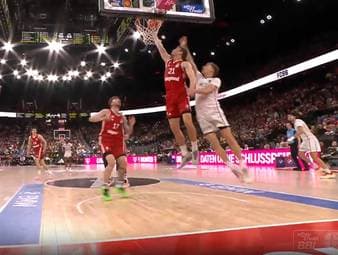 Der FC Bayern Basketball gewinnt zuhause im SAP Garden Spiel 3 der Halbfinalserie in den BBL-Playoffs. Dabei unterläuft Weltmeister Hollatz eine kuriose Panne.