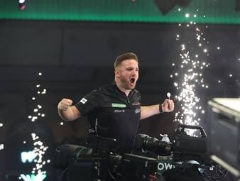 Arno Merk schlägt Ex-Weltmeister Peter Wright sensationell 3:0. Der Deutsche kann sein Glück kaum fassen. 