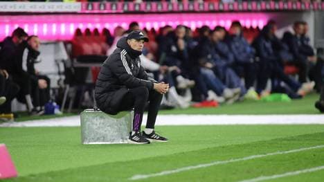 Thomas Tuchel auf einem Koffer während des Spiels am Samstag