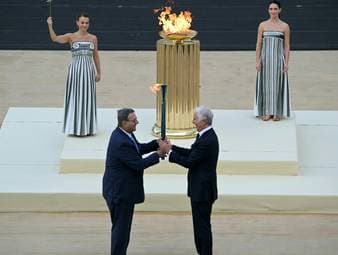 Olympisches Feuer offiziell übergeben