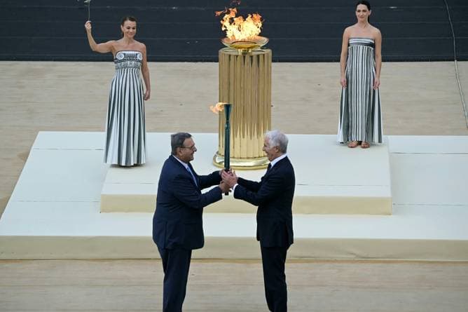 Olympisches Feuer offiziell übergeben