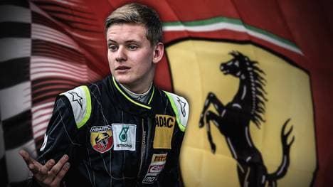 Mick Schumacher vor Ferrari-Flagge