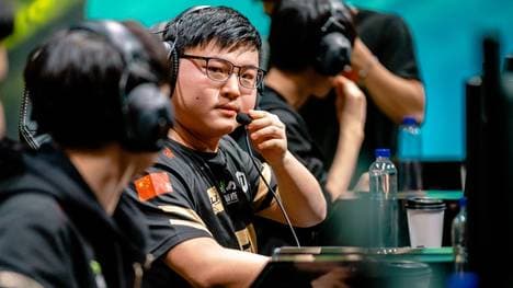 Zusammen mit seinen Teamkollegen gewann Uzi das Finale des Mid-Season Invitationals 2018 in Paris. Es ist der erste Titel für RNG