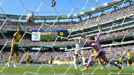 Gonzalo García lässt Gregor Kobel keine Chance