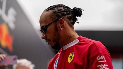 Ferrari-Pilot Lewis Hamilton im Formel-1-Fahrerlager