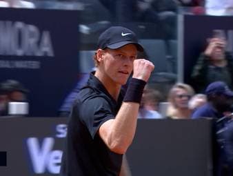 Jannik Sinner hat sich im Viertelfinale in Rom gegen Andrei Rublev mit 6:2, 6:4 durchgesetzt. Damit hat der Weltranglistenerste auch Novak Djokovics Rekord von 31 Masters-Siegen in Folge übertroffen.