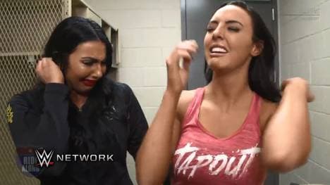Billie Kay (l.) und Peyton Royce brachen in Tränen aus, als sie in den WWE-Hauptkader berufen wurden