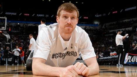 Matt Bonner kommt mit seinem Handy nicht zurecht