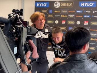 Elversberg schafft erstmals in ihrer Vereinsgeschichte den Aufstieg in die Bundesliga. Die Laune bei Vincent Wagner ist dementsprechend gelöst.