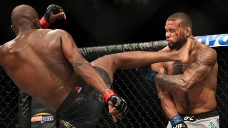 Jon Jones (l.) hatte bei UFC 239 mit Thiago Santos Probleme